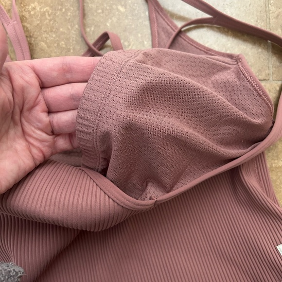Vuori Women’s Mauve Ribbed Crop Tank size Small - Picture 3 of 8